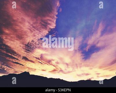 Coucher de soleil spectaculaire sur les montagnes près d'Orba, Espagne Banque D'Images