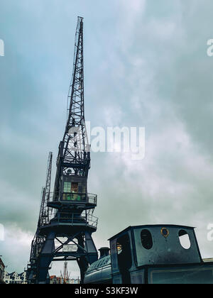 Vue arrière d'un train à vapeur et d'une grue de chargement au port de Bristol Banque D'Images