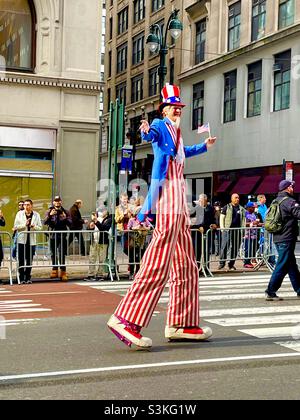 Le personnage Uncle Sam, très grand, se promène dans le défilé de la fête des anciens combattants à New York Banque D'Images