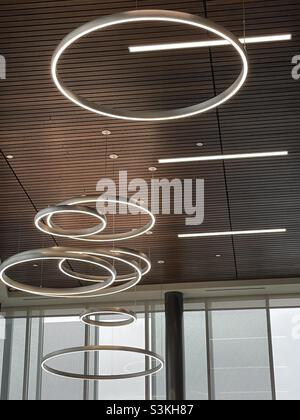 Intérieur moderne d'un nouveau centre médical de 4 étages à West Valley City, Utah, États-Unis. Banque D'Images