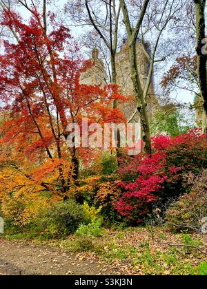 Les couleurs éclatantes du feuillage d'automne de Central Park donnent sur les gratte-ciels de Central Park West, New York City Banque D'Images