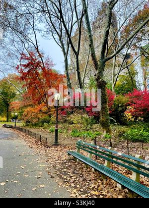 Feuillage d'automne coloré le long du trottoir de West Drive dans Central Park NewYork surplombant l'historique Central Park West Banque D'Images