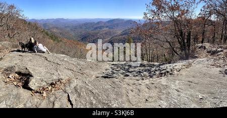 Vue panoramique sur les montagnes des Appalaches et un jeune couple avec leur chien en admirant le paysage. Banque D'Images