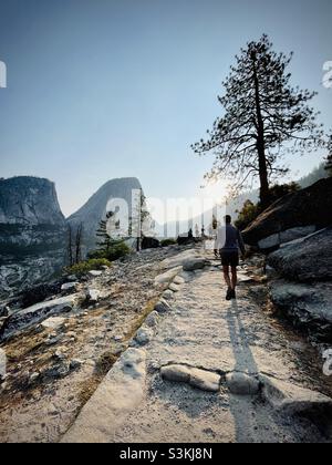 Tôt le matin, les randonneurs grimpent sur le sentier John Muir sur le chemin de Half Dome.Parc national de Yosemite, Californie, États-Unis. Banque D'Images