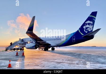 Alaska un avion à réaction sur le tarmac dans la ville arctique de Kotzebue, en Alaska Banque D'Images