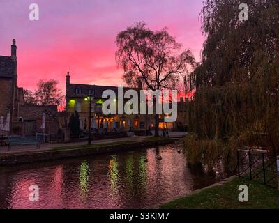 Fabuleux coucher de soleil en automne à Bourton sur l'eau Banque D'Images