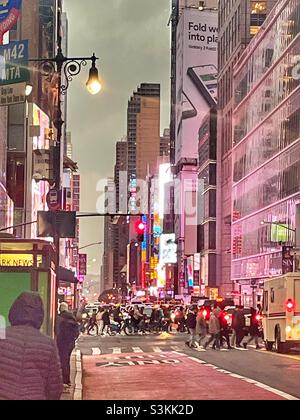 Intersection animée de New York City après la pluie Banque D'Images