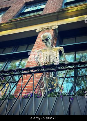 Décorations d'Halloween sur le feu d'évasion dans Midtown Manhattan, 2021, New York City, do États-Unis Banque D'Images