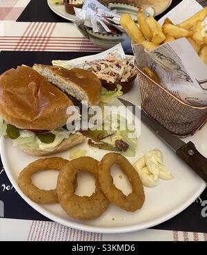 Cheeseburger et frites avec brioche et coleslaw Banque D'Images