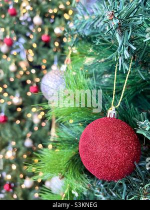 Boules de Noël sur l'arbre de Noël Banque D'Images