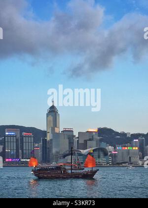 L'Aqualuna II, une réplique de la junk chinoise, transporte des touristes pour des croisières de plaisir, Victoria Harbour, Hong Kong Banque D'Images