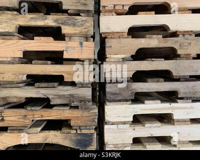 Deux grandes piles de palettes en bois côte à côte sur un quai d'entrepôt dans l'Utah, aux États-Unis. Banque D'Images