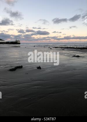 Lever du soleil sur la plage de laxey Banque D'Images