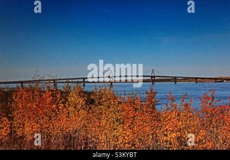 Le pont Deh Cho, pont à passage par câble, fleuve Mackenzie, route de Yellowknife, fort Providence, Territoires du Nord-Ouest, Canada Banque D'Images