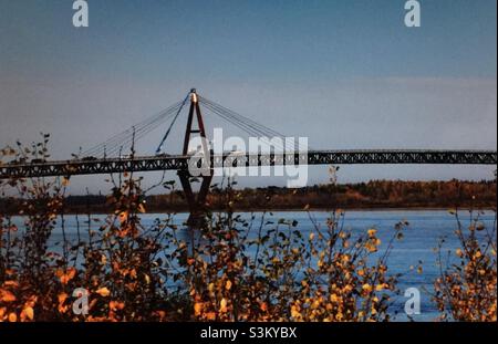 Le pont Deh Cho, pont à passage par câble, fleuve Mackenzie, route de Yellowknife, fort Providence, Territoires du Nord-Ouest, Canada Banque D'Images
