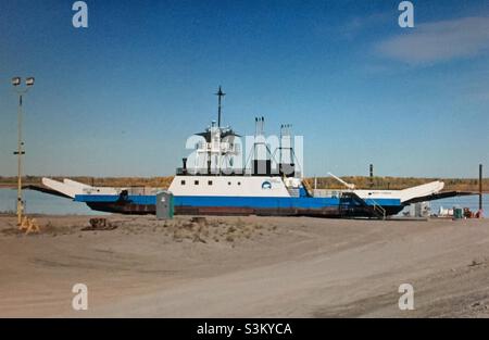 Traversier à la retraite et , le pont Deh Cho, pont à passage par câble, fleuve Mackenzie, route de Yellowknife, fort Providence, Territoires du Nord-Ouest, Canada Banque D'Images