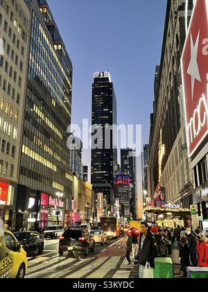 Une vue sur une station Penn depuis Harold Square pendant la saison commerciale de vacances bondée 2021 à New York Banque D'Images