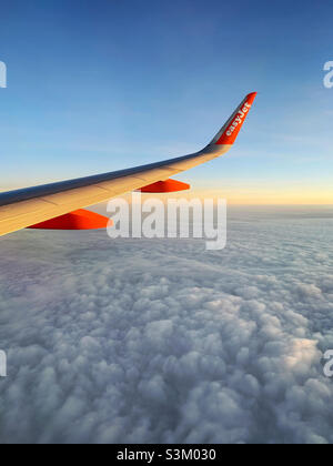 La vue depuis l'Isle 23 sur un vol EasyJet peu après le décollage, au-dessus des nuages et peu après le lever du soleil.Photo ©️ COLIN HOSKINS. Banque D'Images