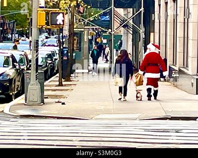 Avez-vous vu mon renne ?Le Père Noël demande un piéton à New York Banque D'Images