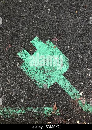 Marque de point de recharge de voiture électrique peinte sur l'asphalte à Londres, Angleterre, Royaume-Uni Banque D'Images