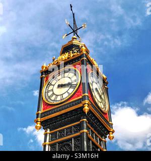 Détail de la tour d'horloge miniature en fonte de 1892, connue sous le nom de « Little Ben », à Victoria, Londres. Banque D'Images