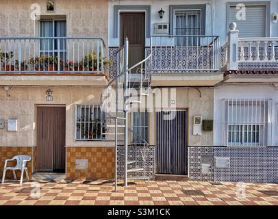 Chalets de pêcheurs le long du front de mer de Caleta de Vélez, Málaga, Espagne.Un escalier en fer forgé très orné vous emmène au premier étage. Banque D'Images