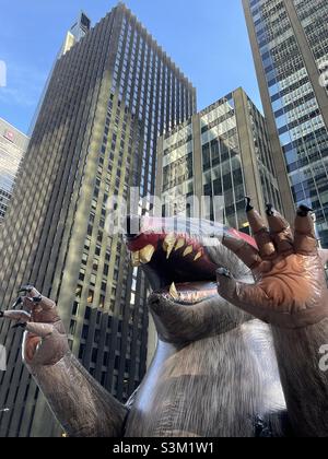 Rat gonflable géant devant une ligne de piquetage syndicale dans Midtown Manhattan, New York City, 2021, États-Unis Banque D'Images