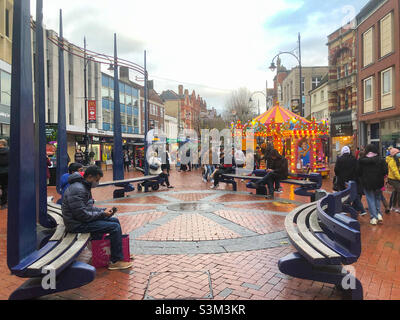 Une vue sur Broad Street à Reading, Royaume-Uni quelques semaines avant Noël. Banque D'Images