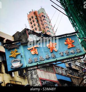 Le panneau néon pour un café présente une soupe de gelée de tortues à Mong Kok, Kowloon, Hong Kong Banque D'Images