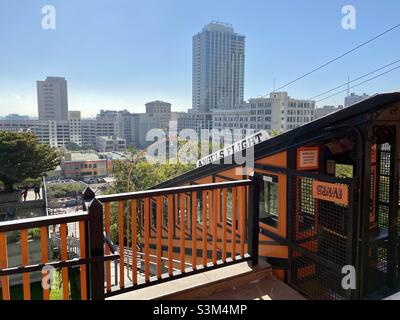 LOS ANGELES, CA, FÉVRIER 2021 : vue vers le sud en face du centre-ville, depuis le sommet de Bunker Hill, gare du funiculaire d'Angel's Flight en premier plan Banque D'Images