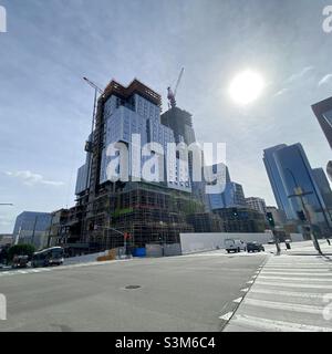 LOS ANGELES, CA, FÉVRIER 2021 : vue grand angle, vue sur les tours jumelles du nouveau projet Frank Gehry, le Grand, en construction et en voie d'achèvement dans le centre-ville Banque D'Images