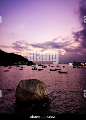 Un coucher de soleil romantique sur Yung Shue WAN sur l'île de Lamma, à Hong Kong. Banque D'Images