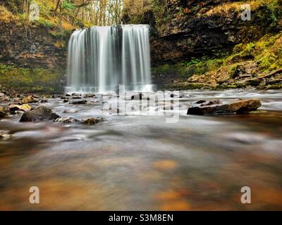 Sgwd an Eira, sur la rivière Hepste, Ystradfellte, Vale de Neath, pays de Galles. Banque D'Images