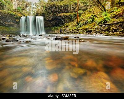 Cascade de neige (Sgwd an Eira), sur la rivière Hepste, Ystradfellte, Vale de Neath, pays de Galles du Sud Banque D'Images