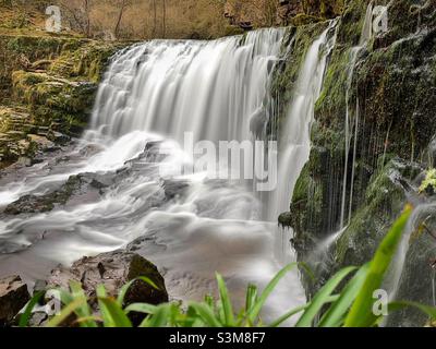 Sgwd ISAF chute d'eau de Clun Gwyn près d'Ystradfellte dans la vallée de Neath, décembre. Banque D'Images