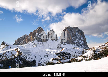 montagnes des Dolomites du tyrol Fassatal Sassolungo avec les sommets de Spalone, Punta Grohmann et Cinque Dita à la fin de l'hiver un ciel nuageux Banque D'Images