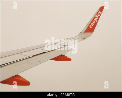 Vue depuis la fenêtre d'un avion easyJet à mesure que l'avion gagne en altitude et se déplace dans les nuages. EasyJet est une compagnie aérienne européenne à petit budget.Photo ©️ COLIN HOSKINS. Banque D'Images