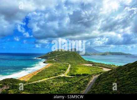 Timothy Hill sur St.Kitts, l'océan Atlantique sur la gauche, la mer des Caraïbes sur la droite Banque D'Images