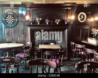 Intérieur traditionnel de pub britannique, le cygne noir à York, en Angleterre Banque D'Images