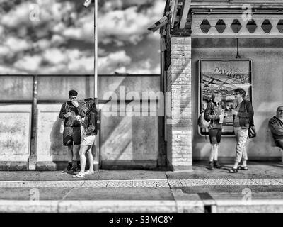 En attendant le train à la gare de Peckham Rye. Banque D'Images