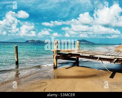 Plage sur Nevis avec vue sur Saint-Kitts au loin Banque D'Images