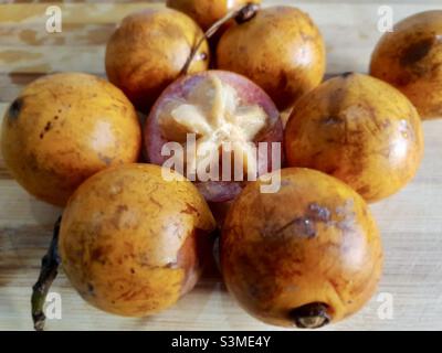 Agbalumo, alasa ou udara, pomme star africaine, cerise africaine, fruit africain indigène,fruits tropicaux, coupe transversale de fruits Banque D'Images