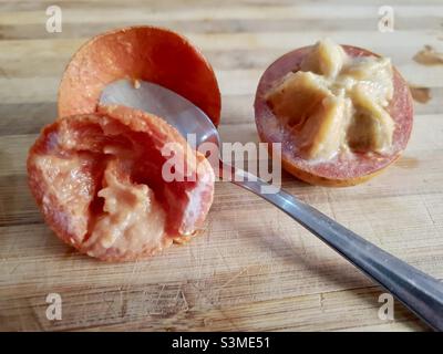 Agbalumo, alasa ou udara, pomme star africaine, cerise africaine, fruit africain indigène,fruits tropicaux, coupe transversale de fruits Banque D'Images