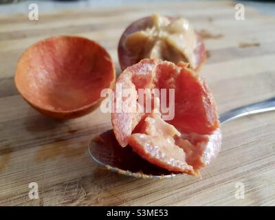 Agbalumo, alasa ou udara, pomme star africaine, cerise africaine, fruit africain indigène,fruits tropicaux, coupe transversale de fruits Banque D'Images