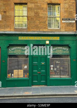 Cadenhead's Whisky Shop, The Royal Mile, Édimbourg, Écosse. Banque D'Images