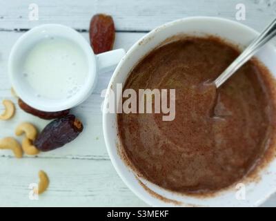 Ting ya mabele, mabele a ting, millet du doigt fermenté ou porridge aigre.Le porridge aux céréales fermentées est un petit déjeuner africain traditionnel qui se trouve en Afrique de l'Ouest, de l'est et du Sud. Banque D'Images