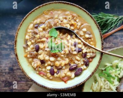 SAMP et haricots ragoût, samp et haricots, semblable à mutakura, githeri dans la sauce, dikgobe.Le maïs et les haricots secs sont un plat traditionnel du continent africain.Des variations se trouvent à l'Ouest, à l'est et au Sud Banque D'Images