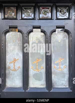 Un détail de la porte d'entrée d'un vieux pub à Upton upon Severn Banque D'Images