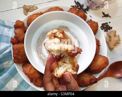 Akara, akla, kosai, kose, korsey,Boulettes de haricots frits avec porridge de maïs épicé fermenté appelé Hausa koko, nourriture ouest-africaine, nourriture ghanéenne, nourriture nigériane, pois noirs Banque D'Images