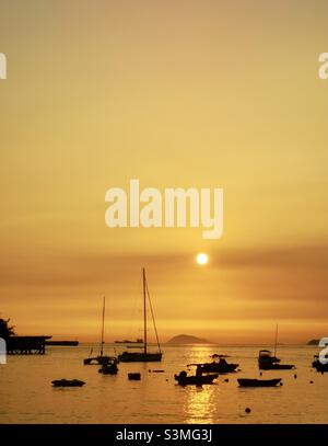 Un coucher de soleil pittoresque vu du café Jaybird à Yung Shue WAN sur l'île Lamma à Hong Kong. Banque D'Images